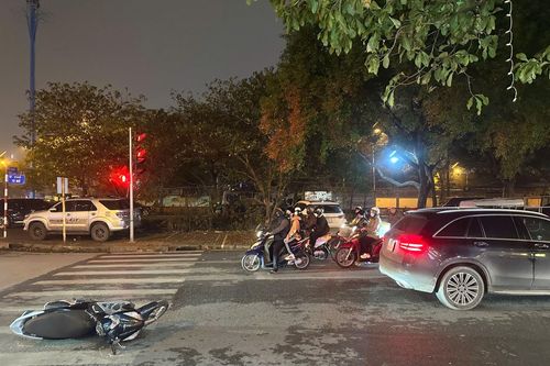 Công an Hà Nội đang xác minh vụ lái xe ô tô cố tình đâm xe máy tại quận Cầu Giấy