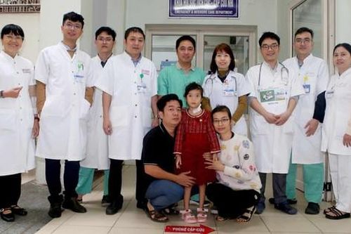 Niềm vui vỡ òa của bố mẹ bệnh nhi bị sốc tim nguy kịch