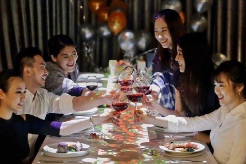 Tham dự tiệc tối công sở nên nhớ những quy tắc này kẻo ảnh hưởng tới công danh sự nghiệp