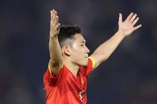 Ngả mũ trước tiền vệ Hai Long