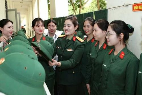 Ban Phụ nữ Quân đội thăm, động viên nữ tân binh tại Bộ Tư lệnh Thủ đô Hà Nội