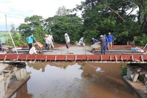 Nông dân làm từ thiện