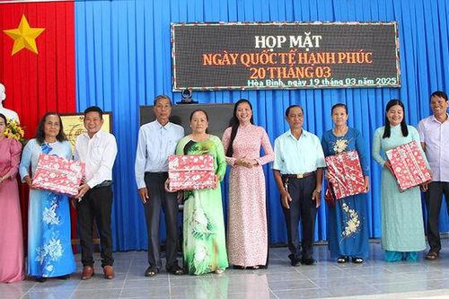Xã Hòa Bình họp mặt Ngày Quốc tế hạnh phúc 20/3