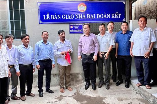 Bàn giao nhà thuộc chương trình 'Xóa nhà tạm, nhà dột nát' và nhà đại đoàn kết trên địa bàn phường Bình Đức