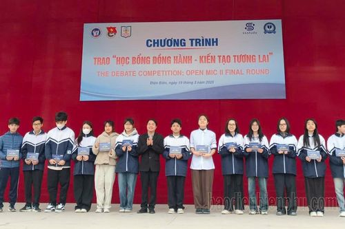 Học sinh Điện Biên nhận 'Học bổng đồng hành - Kiến tạo tương lai'