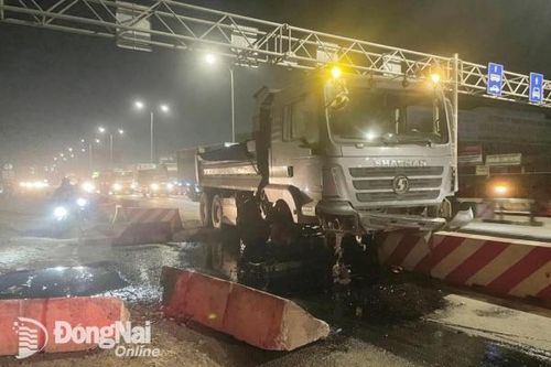 Tông vào dải phân cách biên, nhớt từ xe tải ben chảy tràn ra quốc lộ 51