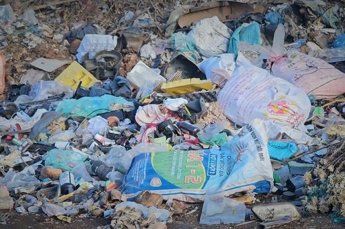 Pleiku: Người dân bức xúc vì bãi rác tự phát trên đường Nguyễn Bá Ngọc