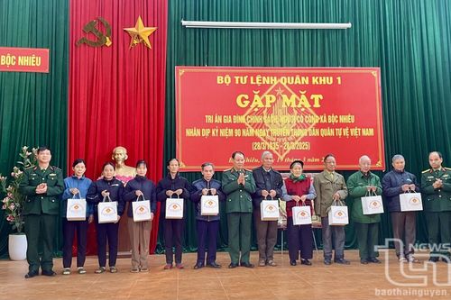 Bộ Tư lệnh Quân khu 1 về nguồn, tặng quà gia đình chính sách tại Định Hóa