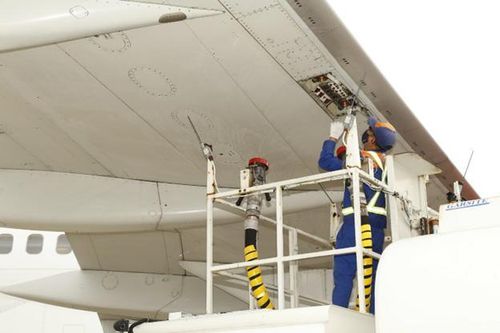 Petrolimex Aviation tái cung cấp nhiên liệu cho hãng hàng không Azur Air