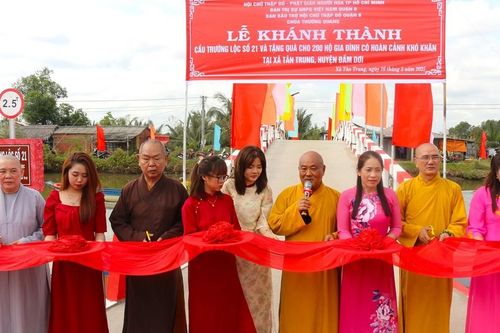 Phật giáo Q.8 tặng quà, khánh thành cầu nông thôn ở Cà Mau