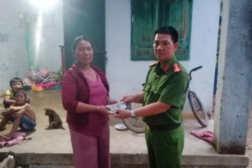 Công an xã giúp người phụ nữ tìm lại tài sản bị đánh rơi