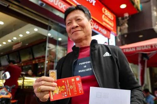 Người dân đổ xô xếp hàng để mua một chỉ vàng