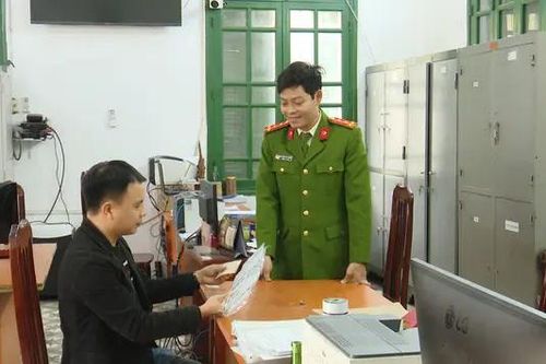 Cấp đổi biển số ô tô tại xã diễn ra thuận lợi