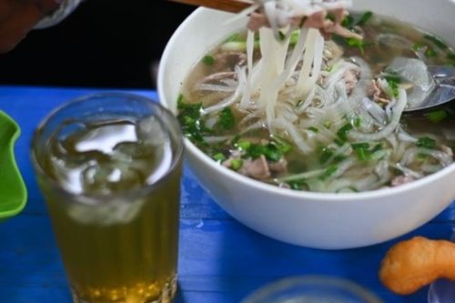 Có nên ăn phở, uống trà đá cùng lúc?