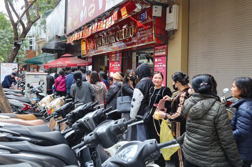 Xếp hàng 2 tiếng chờ mua nửa chỉ vàng nhẫn giá trên đỉnh 100 triệu đồng/lượng