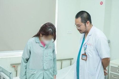 Cô gái trẻ mắc bệnh 'xương hóa đá' hiếm gặp