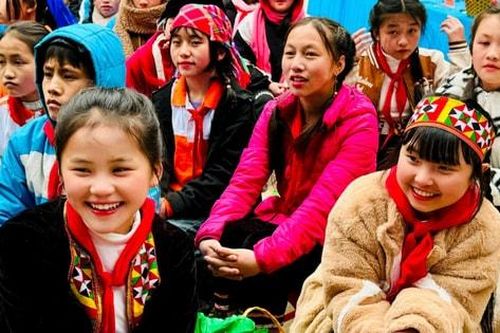 Gắn biển công trình thư viện, trao học bổng cho trẻ em khó khăn huyện Đồng Văn, tỉnh Hà Giang