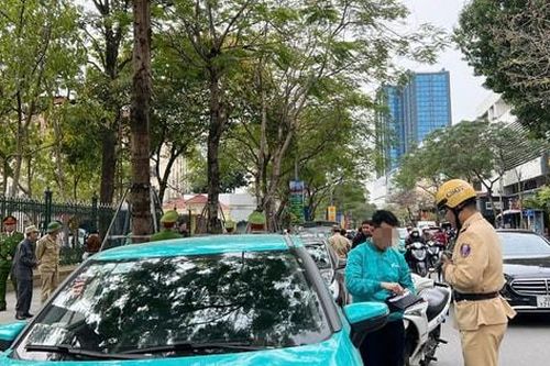 Xử phạt nhiều tài xế dừng đỗ xe trước cổng Bệnh viện Đại học Y