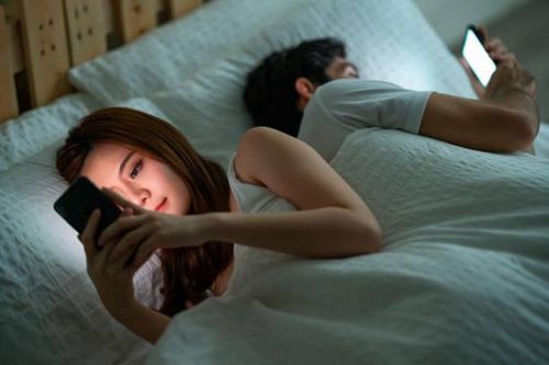Đừng thờ ơ với 'kẻ thù giấu mặt' khiến các cặp đôi ngày càng khó tìm được cảm hứng yêu đương