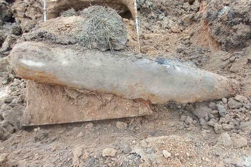 Phát hiện quả bom phá nặng khoảng 340 kg dưới sân bóng