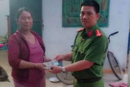 Nhờ công an, người phụ nữ ở Ninh Thuận tìm lại được 17 triệu đồng đánh rơi