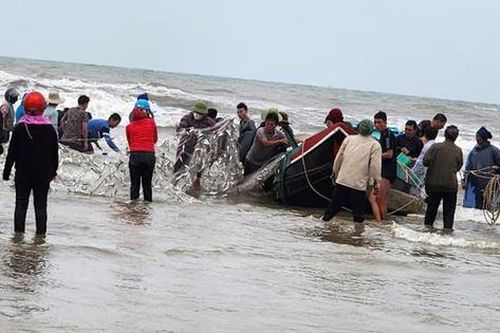 6 ngư dân Hà Tĩnh được cứu sống sau vụ chìm 3 tàu cá trên biển