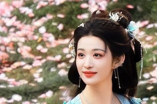 Dẫu phải mặc trang phục sến sẩm, mỹ nhân này vẫn đẹp xao xuyến lòng người