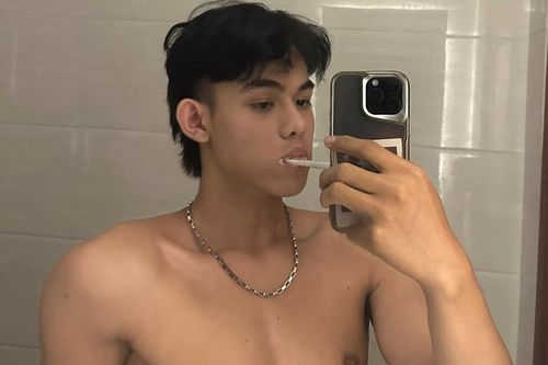 Nam vương Campuchia gây chú ý