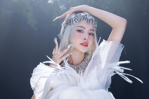 Vừa rời công ty quản lý, Chi Pu làm đại sứ cho hãng xe Trung Quốc