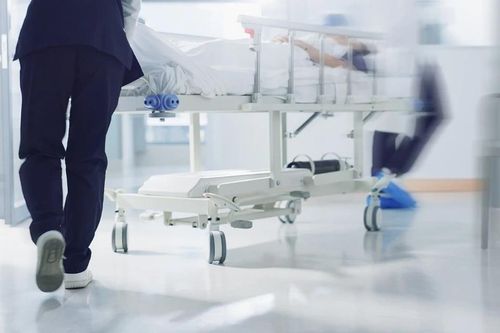 Người đàn ông bị con trai dùng đồ chơi đập vỡ tinh hoàn