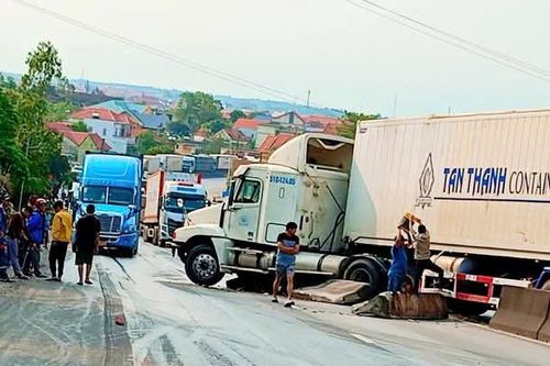 Quốc lộ 1 qua tỉnh Quảng Bình bị ách tắc do tai nạn giao thông