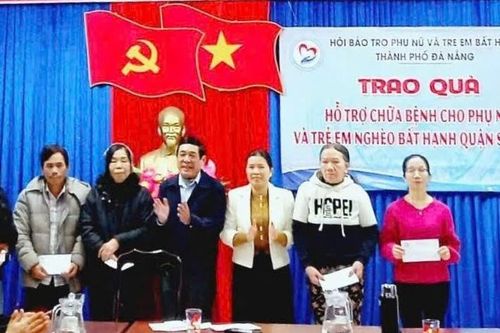 Trao 52 triệu đồng hỗ trợ chi phí chữa bệnh cho phụ nữ có hoàn cảnh khó khăn mắc bệnh hiểm nghèo
