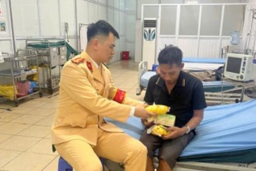 CSGT kịp thời đưa người đàn ông gặp nạn đi cấp cứu