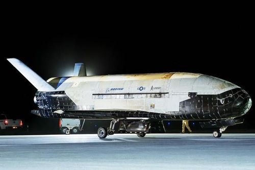Tàu vũ trụ X-37B bí mật hạ cánh, Mỹ đang toan tính điều gì?
