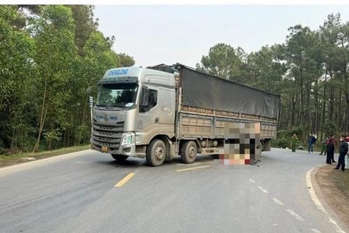 Xe máy va chạm xe tải, một học sinh tử vong tại chỗ