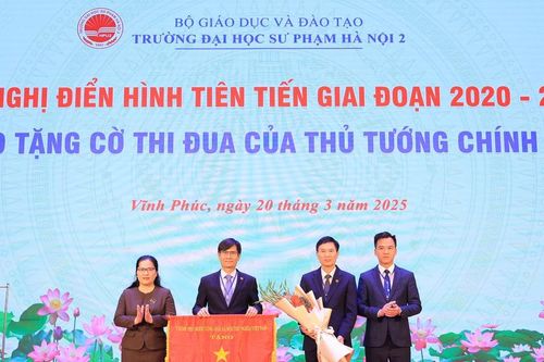 Trường Đại học Sư phạm Hà Nội 2 đón nhận Cờ thi đua của Chính phủ