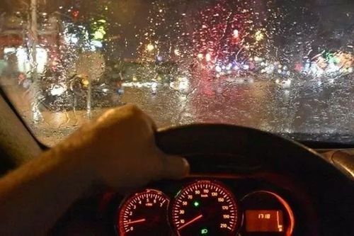 Lái xe ô tô dưới trời mưa trong đêm bạn cần lưu ý những gì?