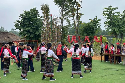 Đồng bào Thái rộn ràng hát mừng dưới cây bông