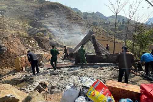 Đồn Biên phòng Sơn Vĩ hỗ trợ người dân bị hỏa hoạn