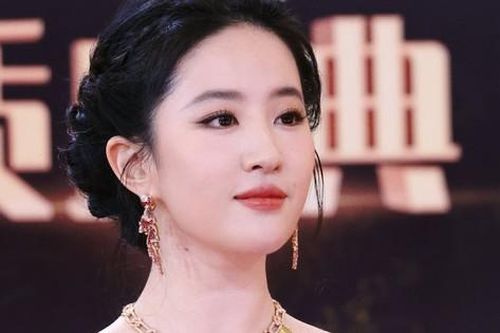 Lưu Diệc Phi đẹp tới mức nhân viên phải thốt lên kinh ngạc