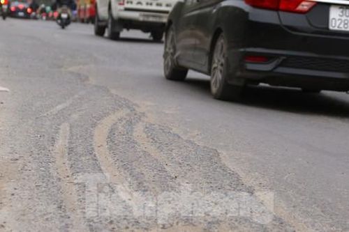 'Sống trâu', 'rãnh cào' nham nhở trên nhiều tuyến phố Thủ đô sau sửa chữa