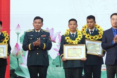 Vinh danh gương điển hình trẻ toàn Quân chủng Phòng không - Không quân