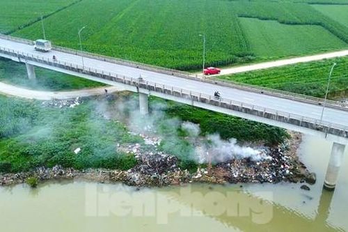 Rác thải tràn lan dọc bờ sông Lam