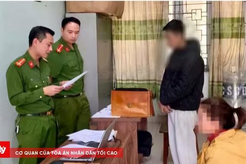 Dùng dao chém vào đầu hàng xóm