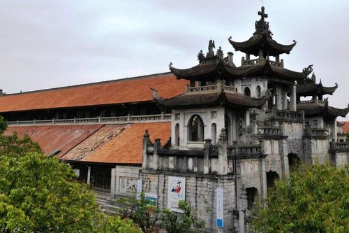 Nhà thờ đẹp bậc nhất Việt Nam nằm ở Ninh Bình, được xây toàn bằng đá và gỗ lim