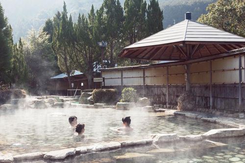 Khu nghỉ dưỡng suối nước nóng gặp tình trạng báo động vì quá tải du khách