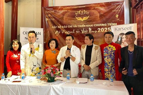 Bà con được cắt tóc miễn phí tại đình làng Kim Liên