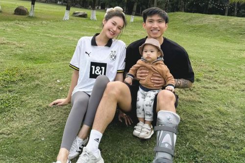 Văn Hậu chân bó bột, đưa vợ con đi chơi công viên