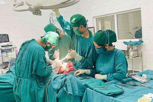 Bệnh viện Ung bướu Nghệ An: Phẫu thuật thành công khối u mỡ khổng lồ nặng hơn 8 kg