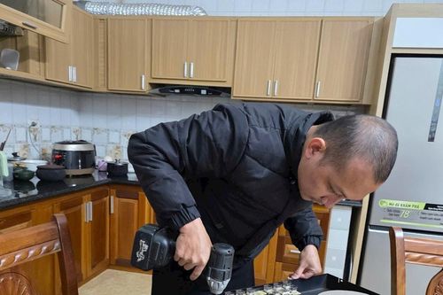 Nhu cầu sửa chữa đồ điện tử tăng vọt vì nồm ẩm